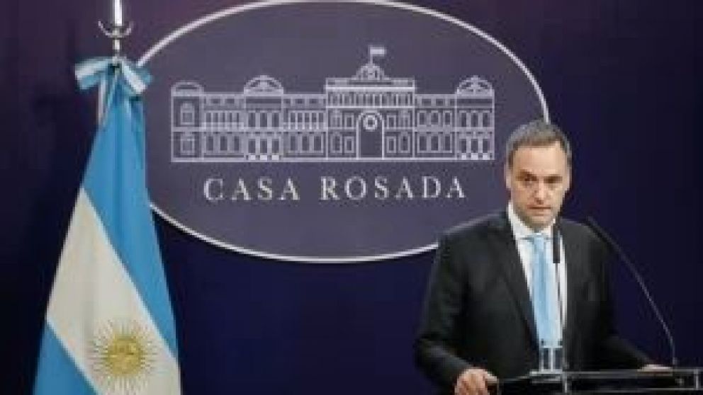 El portavoz del Gobierno habló sobre el encuentro entre el gobernador de Chubut, Ignacio Torres, y el ministro del Interior, Guillermo Francos, donde abordaron las modificaciones a la normativa pesquera incluida en la "Ley Ómnibus". Adorni aseguró que la