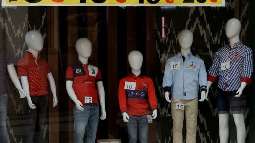 La ca�da de la demanda de servicios se atenu� ligeramente el mes pasado