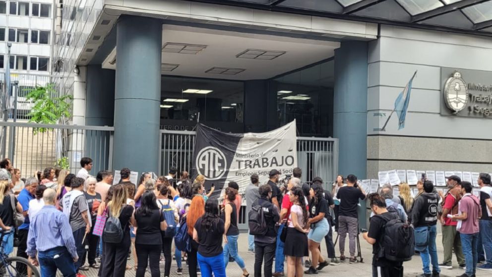 Milei promulgó un decreto para dejar sin efecto los contratos de trabajo que fueron efectuados en el 2023