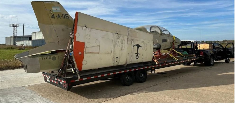 Lanzan una colecta para repatriar un avión que hizo historia en la Guerra de Malvinas