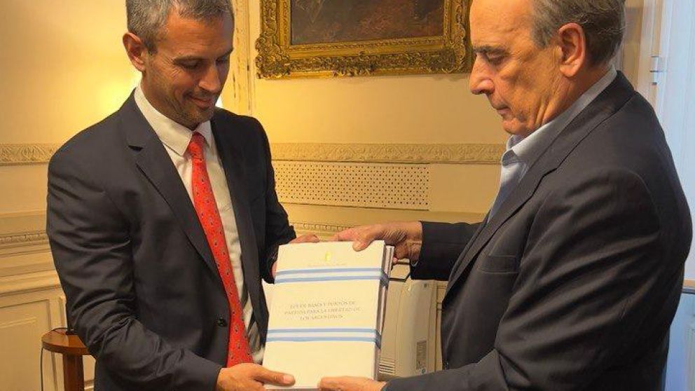 Menem y Francos muestran el paquete de leyes