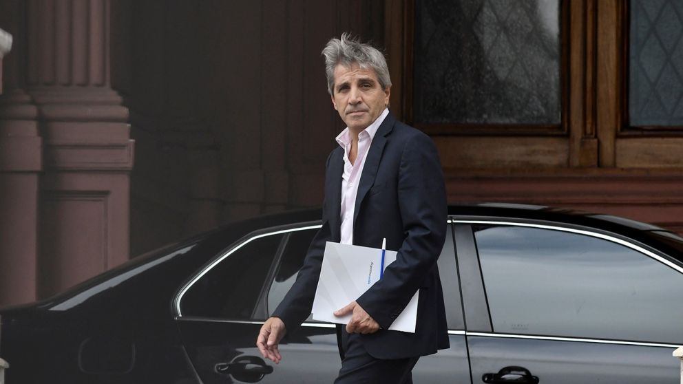 Ministros se retiran de Casa Rosada, luego de la 4ta reunión de Gabiinete organizada por el presidente JAvier Milei. EL ministro de Economia Luis