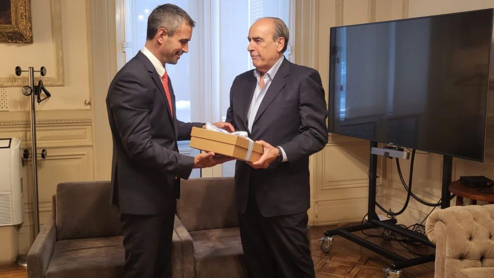 Guillermo Francos le entregó el proyecto a Martín Menem, presidente de la Cámara de Diputados