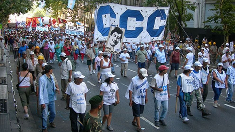 Organizaciones sociales cortan ruta 3 en La Matanza contra DNU de Milei.