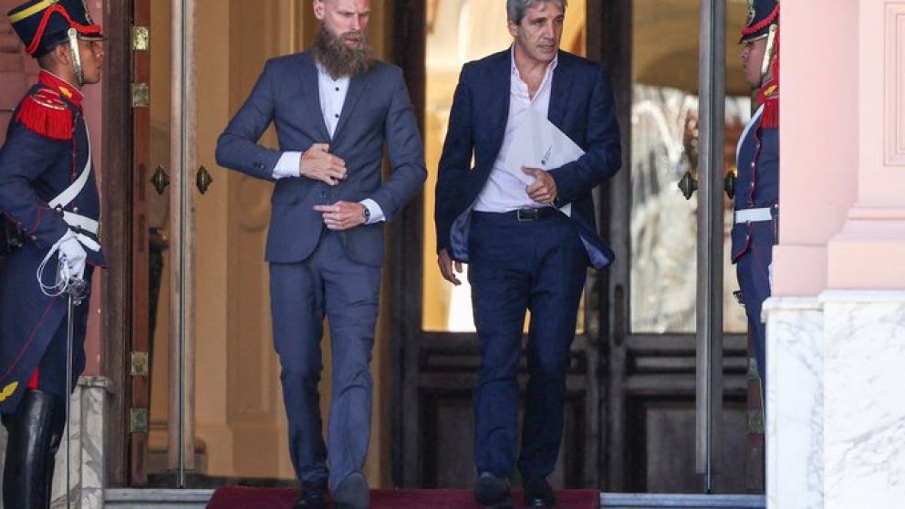 Caputo sale de la Casa Rosada con un integrante del equipo de Ceremonial