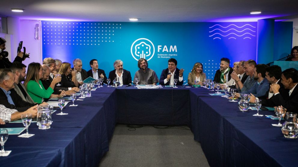 El intentendente de La Matanza y presidente de la FAM junto a los jefes comunales que integran la Federción
