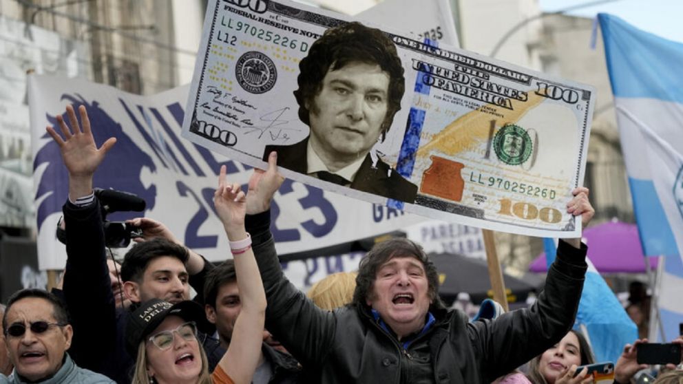 Javier Milei dijo que no es ilegal comprar dólar blue
