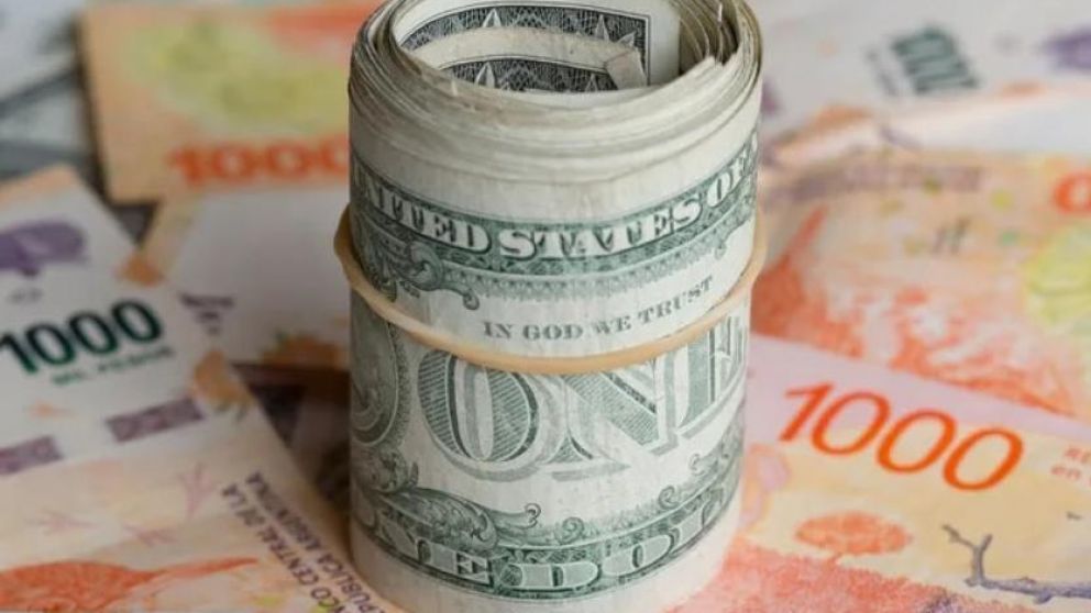 ¿Ahorrar en pesos o dólares? esa es la disyuntiva