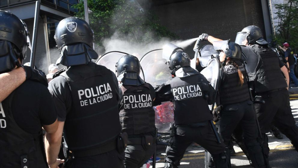 La Policía arrojó gas pimienta a manifestantes, en medio de corridas y enfrentamientos