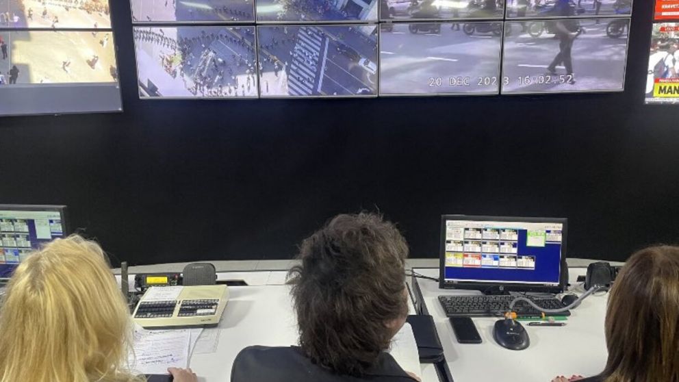 Milei monitorea en tiempo real la movilización desde la central Policial