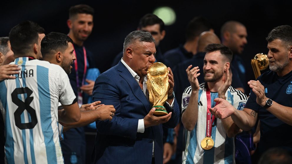 Chiqui Tapia: ¡Salud, campeones del mundo!