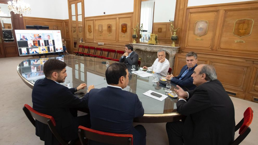 El paquete de leyes, supeditado al alcance del DNU, llegará al Congreso tras la reunión con los gobernadores