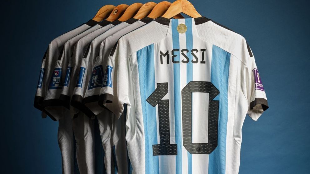 Subastan camisetas usadas por Messi en el Mundial de Qatar valuadas en USD10 millones