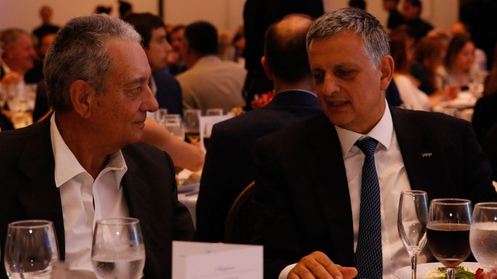 López Anadon, presidente del IAPG junto a Marín, nuevo titular de YPF