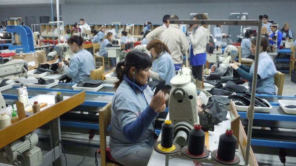 Por falta de insumos, fabricante de zapatillas Nike despide empleados