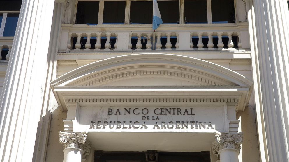 Tras la devaluación, el Central deja sin cambio la tasa de interés y mantiene el cepo al dólar