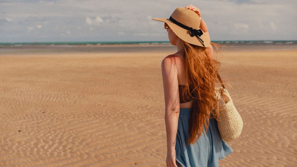 Botella de agua, gorro o sombrero, ropa clara, son algunas recomendaciones