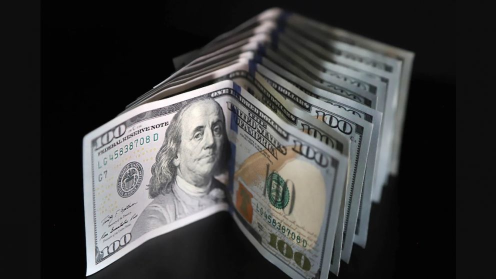 Se espera un dólar oficial a $700 a partir de este miércoles