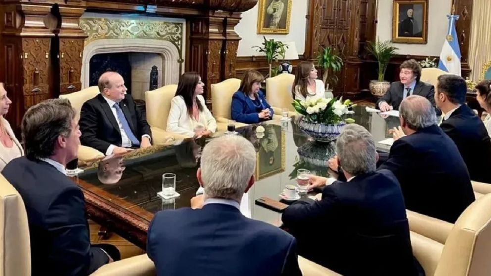Milei reunió a sus ministros y definió los primeros anuncios