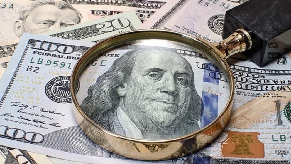 Dólar oficial hoy: el aumento en los impuestos encarece consumos como Netflix y Spotify