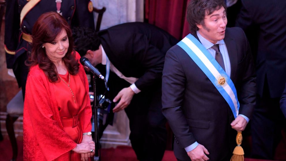 Milei juró ante una Asamblea Legislativa que siente extraña y tras el trámite le habló a sus seguidores