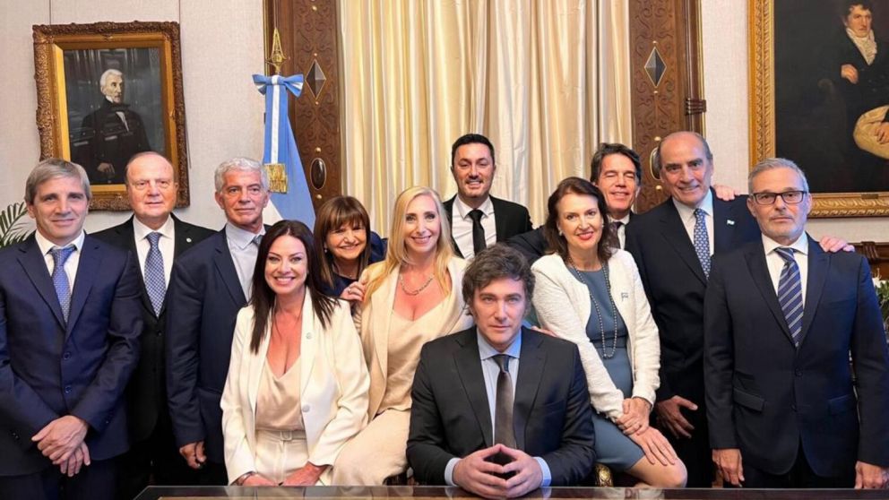 Javier Milei, junto a su hermana Karina y todos los ministros