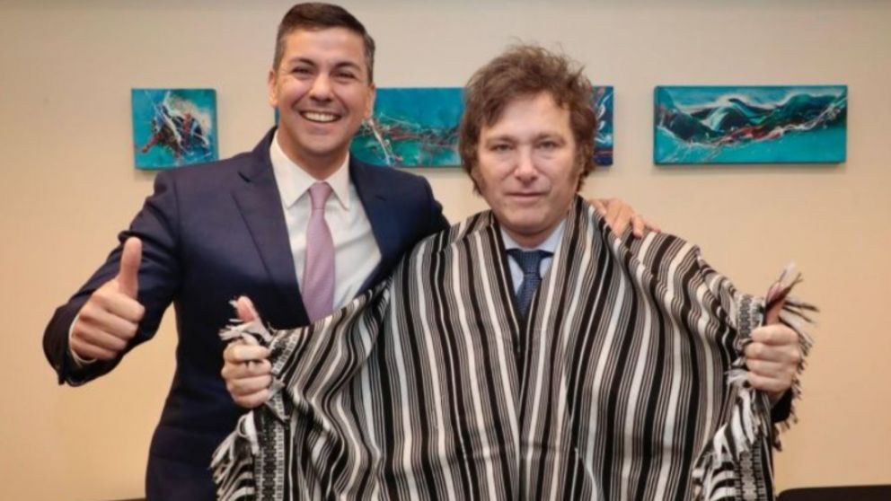 Javier Milei recibió en el hotel Libertador al presidente de Paraguay, Santiago Peña.