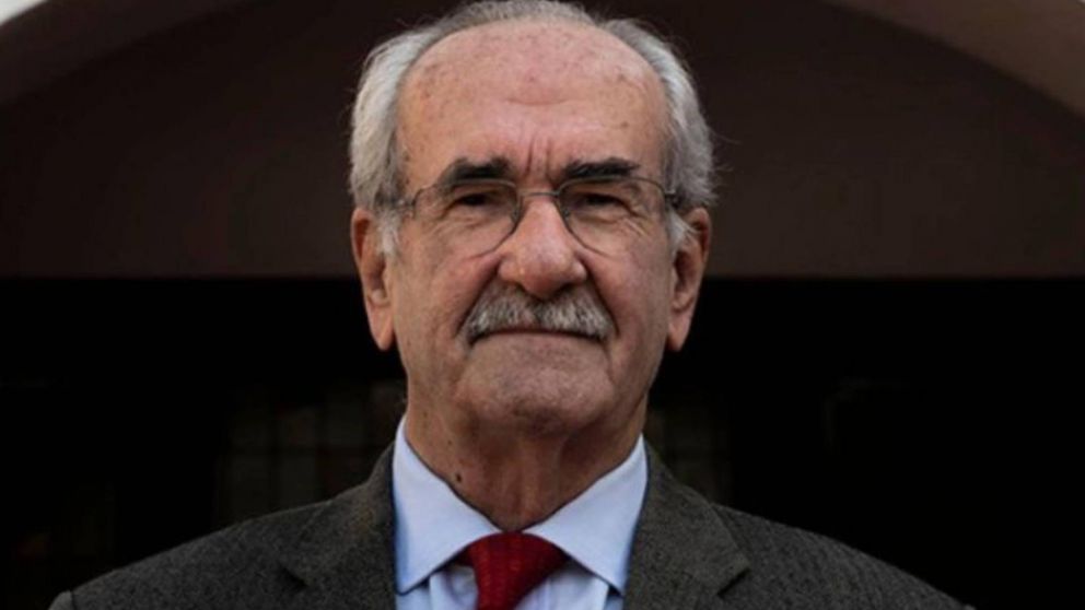 Soratti es médico con especialización en Terapia Intensiva y en Sistemas de Salud y Seguridad Social