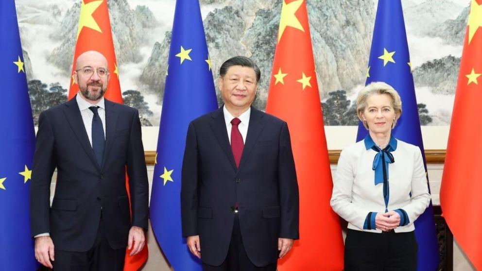 Xi Jinping flanqueado por el presidente del Consejo Europeo, Charles Michel, y la titular de la Comisión Europea, Ursula von der Leyentw