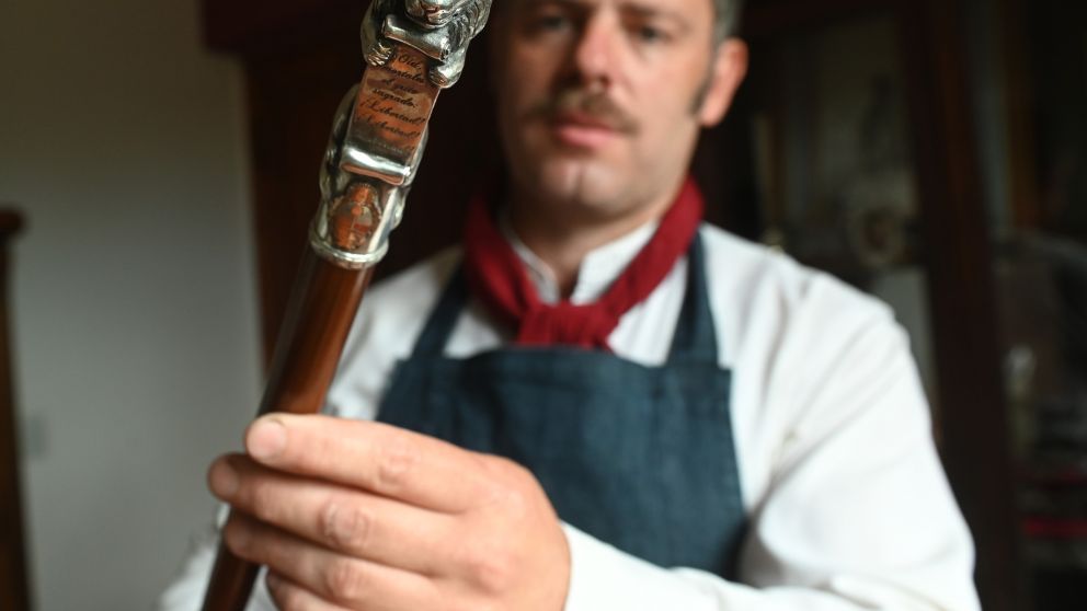 El bastón para Javier Milei tiene un león en la punta