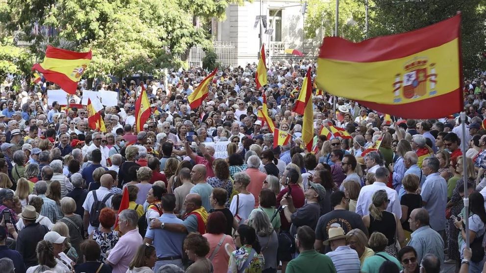 Una parte de la ciudadanía española mostró su oposición a la iniciativa mediante masivas manifestaciones