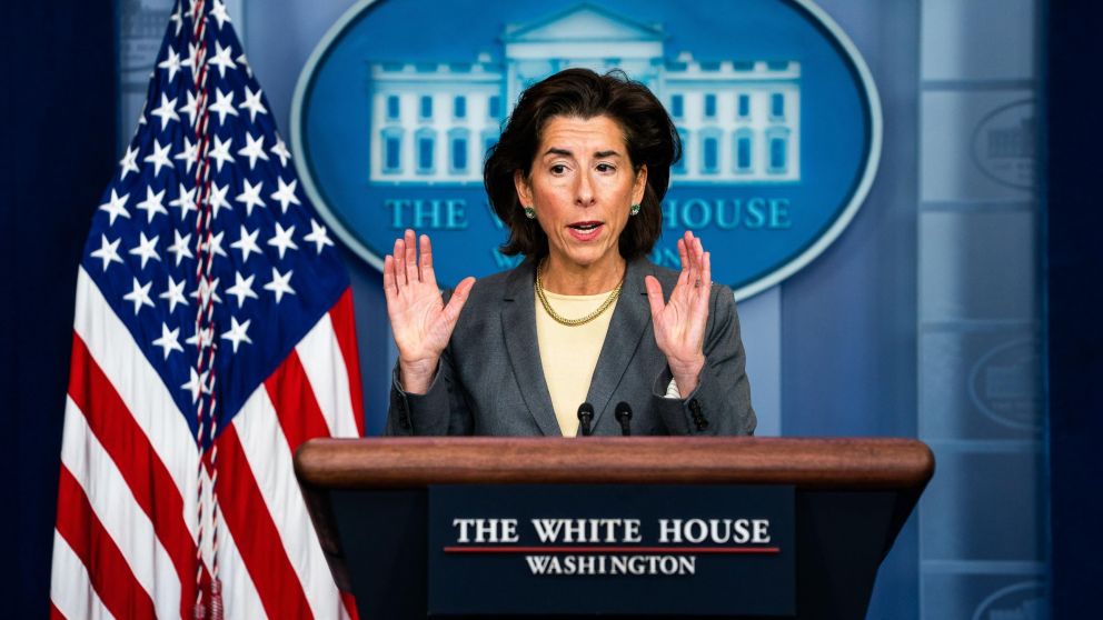 Raimondo calificó a China como "la mayor amenaza" que su país "ha tenido nunca"