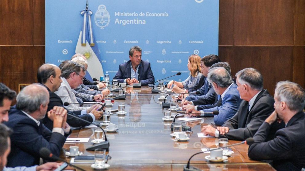 Massa supervisó la transición con Milei y anunció que su gestión será auditada por la UBA