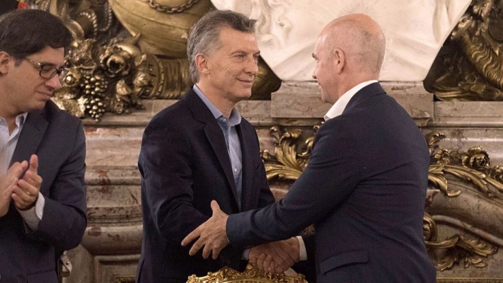 Mauricio Macri con Gustavo Arribas, cuando juró en la AFI
