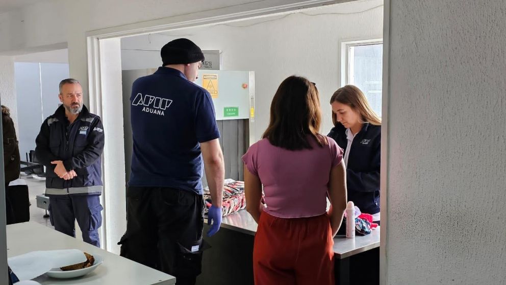 Una joven contó al personal de Aduana que le habían prometido trabajo en la barra de un bar y no sabía en qué parte del país estaba.