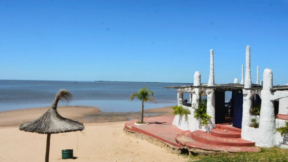 Su playa de arena suave y aguas tranquilas es un sue�o para el verano
