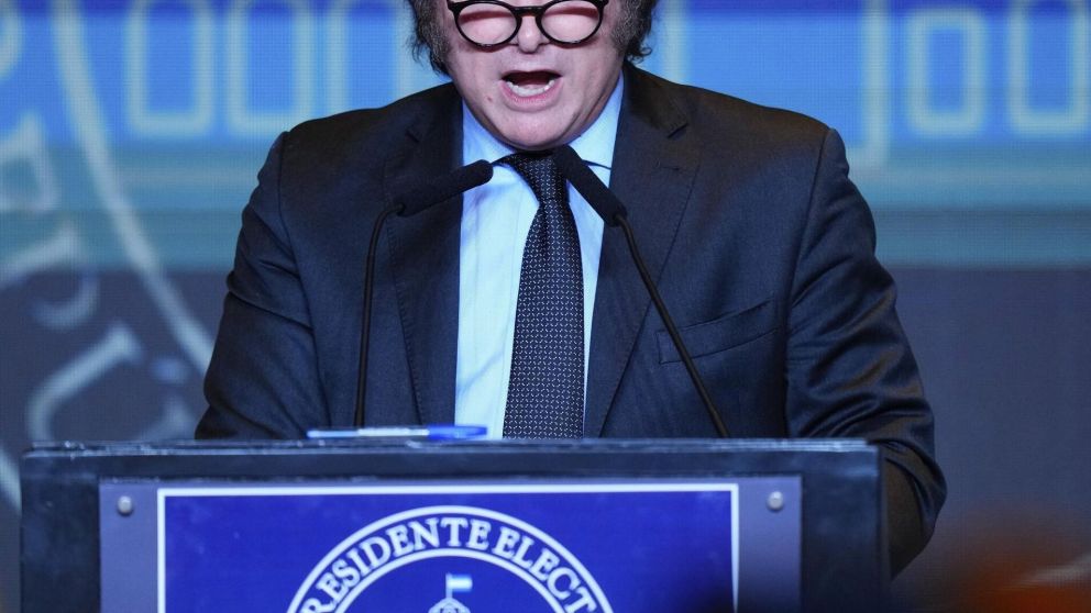 Movimientos sociales rechazan privatizaciones y recortes propuestos por Milei