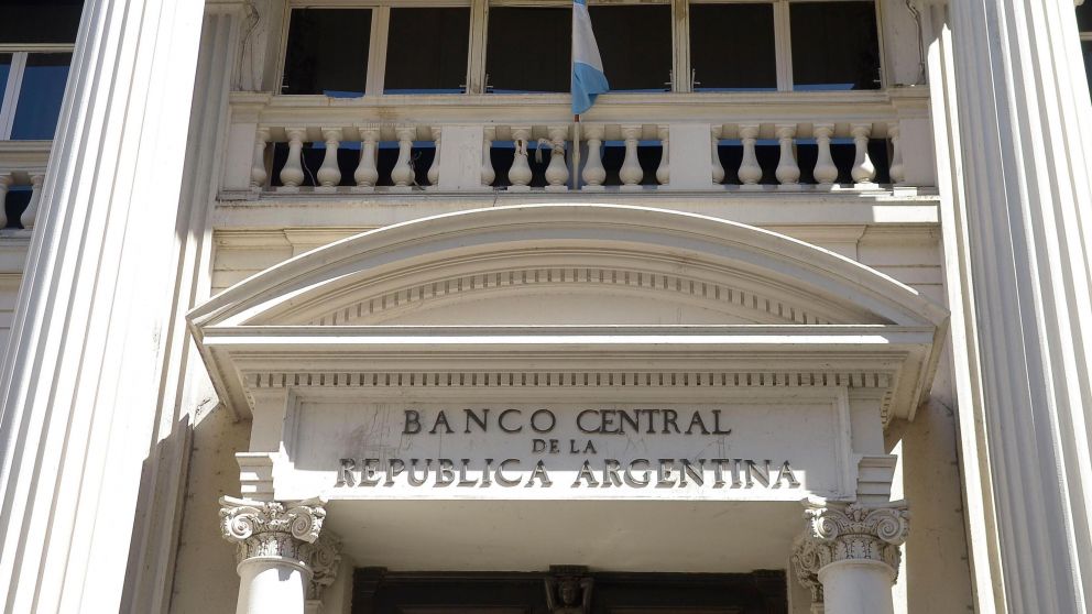 El Banco Central vendió USD 220 millones tras la disparada del dólar blue