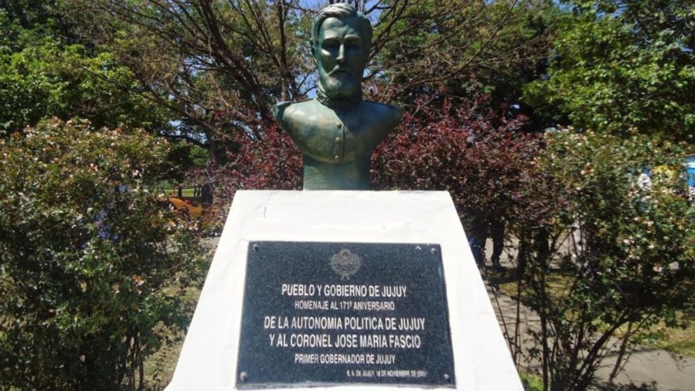 Monumento al primer gobernador, José María Fascio.