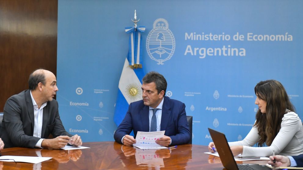 Sergio Massa junto a su secretario de Finanzas, Eduardo Setti