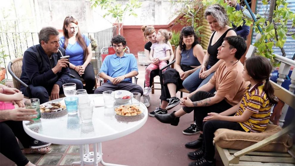 Massa se reuni� con j�venes donde les anunci� un proyecto de garant�as.