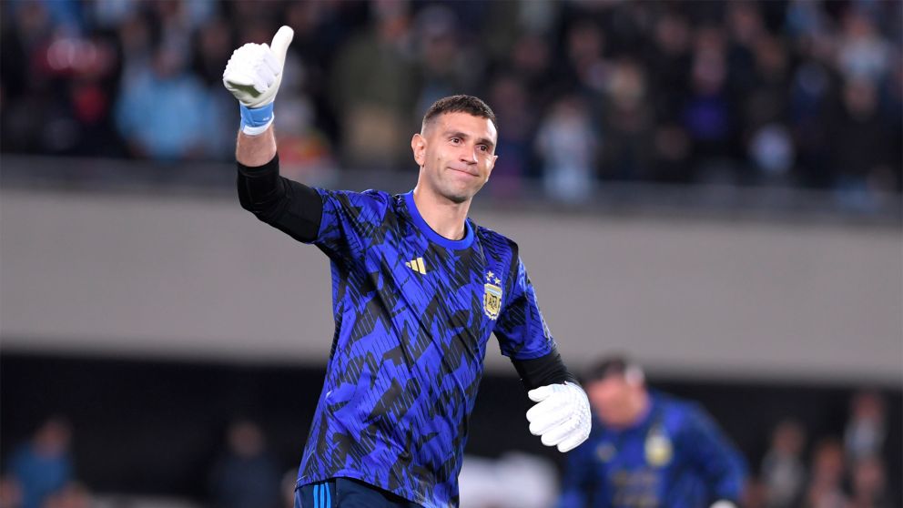 Dibu Martínez ve a Mbappé ganando muchos Balones de Oro