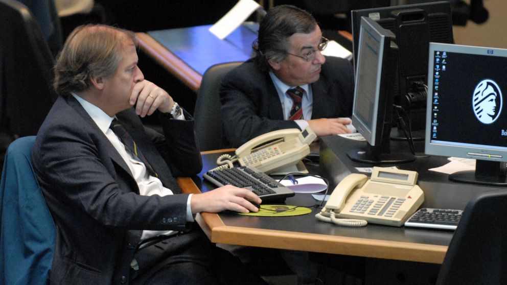 zzzznacp2NOTICIAS ARGENTINASBAIRES, OCTUBRE 6:La Bolsa de Comercio porteña sehunde junto a Wall Street y su índice Merval alcanza otra vez sumínimo de este día, con baja de 11,57 por ciento, a 1.337,77puntos mientras el Dow Jones se derrumba 7 por ciento.