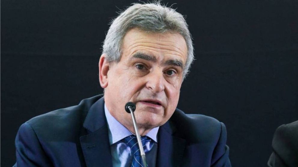 Rossi dijo que a Milei "le faltan cursar un par de materias" para ser presidente