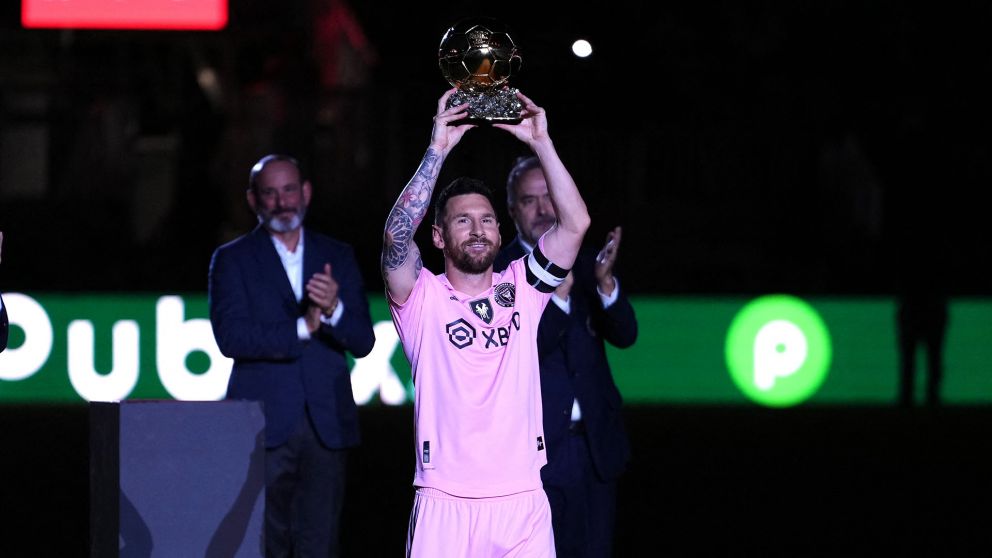 Lionel Messi cerró la temporada 2023 mostrando su octavo Balón de Oro