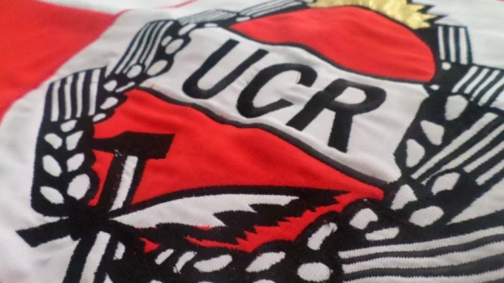 Afiliados de la UCR llamaron hacer "un voto positivo" contra Milei