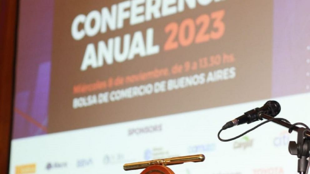 Economistas criticaron la dolarización y las medidas para el consumo