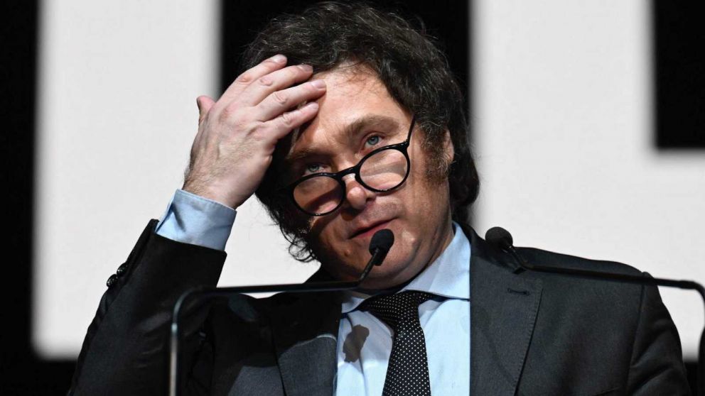 Milei, con caravana por Ciudadela y Ramos Mejía, y encuentro con legisladores electos