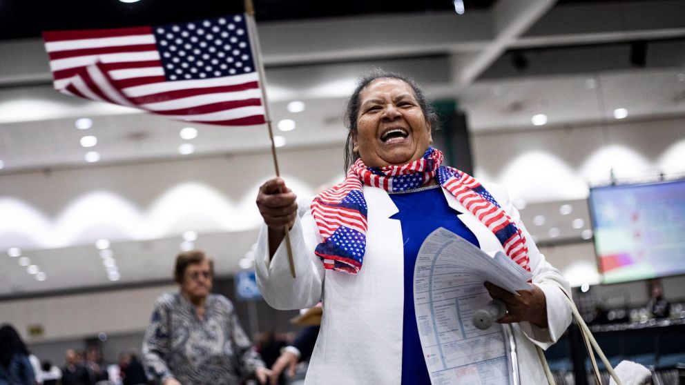 De acuerdo con la encuesta, menos de la mitad de los negros (49%) y los hispanos (33%) tienen una impresión favorable del presidente Joe Biden