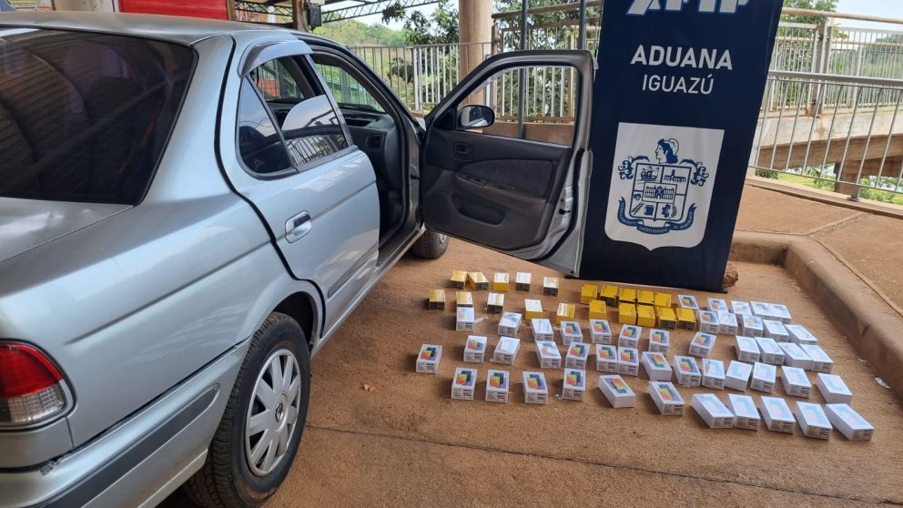 Agentes de Aduana impidieron el contrabando de 67 tel�fonos celulares ocultos en el aire acondicionado de un auto